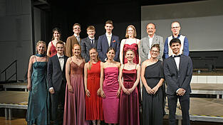 Sie hatten einen Notenschnitt zwischen 1,0 und 1,5 und erhielten je einen VIB-Gutschein vom MMG-F&ouml;rderverein: Fabian Randak, Amelie Bobrich, Elena Kollmer, Lena Samberger, Isabella Hubauer, Lea Erbes, Finja Sch&auml;tzl, Lara Schneider, Louis Rundbuchner, Sixtine Chamousset, Georg Schandl, Leopold Hable und Sebastian Kerkhoff. Fabian Randak wurde zus&auml;tzlich f&uuml;r seine Leistungen in Physik und das beste Wirtschaft/Recht-Abitur ausgezeichnet, Lena Samberger f&uuml;r die Leistungen in Physik und Chemie, Georg Schandl und Heiko Winterstetter ebenfalls f&uuml;r die Leistungen in Chemie, Amelie Bobrich erhielt den Biozukunftspreis, Nora Cimander den Buchpreis f&uuml;r gute Leistungen in Deutsch, Lara Schneider die goldene Nadel des Altphilologenverbands f&uuml;r ihre Leistungen in Latein und das MINT-EC-Zertifikat ging an Elena Kollmer, Amelie Bobrich und Vitus Vogelgsang.