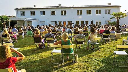Trotz Hygieneregeln und Abstandhalten: Die Sommerserenade im Garten des 'Weissen Hauses' war bei herrlichem Wetter ein voller Erfolg.