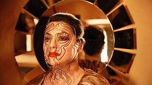 Anna Netrebko hat gerade eine Art Biografie in Form eines Kochbuchs herausgebracht - da k&ouml;nnte man den Gesichtsschmuck des Fotos f&uuml;r ihr Album glatt f&uuml;r vergoldete Nudeln halten.