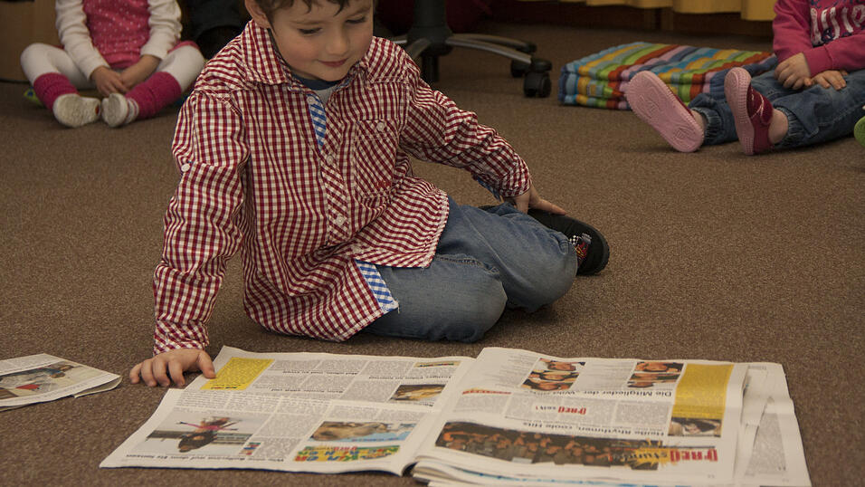 20 Kindergartenkinder des Städtischen Kindergartens in Sossau testen Anfang Januar für drei Wochen ein besonderes Projekt der Mediengruppe Straubinger Tagblatt//Landshuter Zeitung. Nach dem Zeitungsprojekt in Schulen starten die Redakteure der Jugend- und Schulredaktion das Pilotprojekt 'Zeitung im Kindergarten'. Besonderes Highlight: Zeitungsmaskottchen Paula Print. 20 Kindergartenkinder des Städtischen Kindergartens in Sossau testen Anfang Januar für drei Wochen ein besonderes Projekt der Mediengruppe Straubinger Tagblatt//Landshuter Zeitung. Nach dem Zeitungsprojekt in Schulen starten die Redakteure der Jugend- und Schulredaktion das Pilotprojekt 'Zeitung im Kindergarten'. Besonderes Highlight: Zeitungsmaskottchen Paula Print.