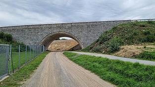 Der Abriss der Brücke über dem Radweg steht bevor, im Hintergrund sind die Aufschüttungen neben dem FCM-Sportplatz zu sehen. Der Abriss der Brücke über dem Radweg steht bevor, im Hintergrund sind die Aufschüttungen neben dem FCM-Sportplatz zu sehen.