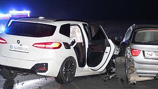 Mehrere Autos prallten zusammen, zwei Menschen wurden verletzt.