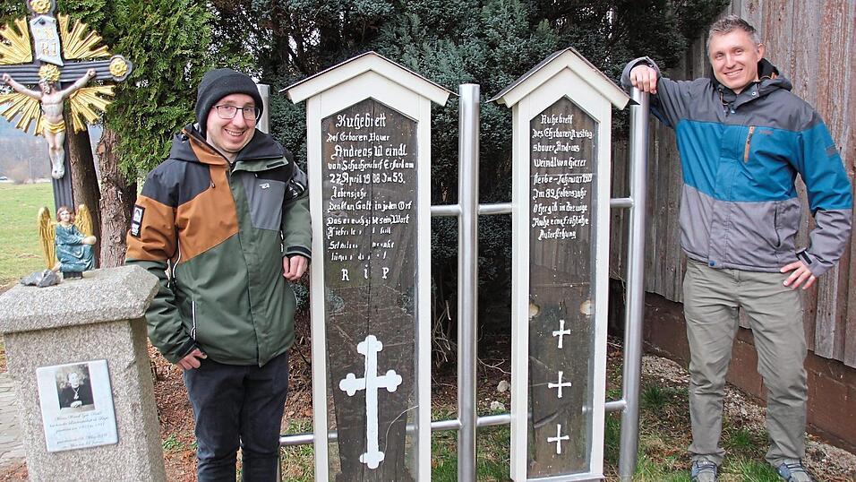 Josef und Andreas Weindl (rechts) nehmen sich des Erbes ihrer Vorfahren an. Die Totenbrettergruppe haben sie liebevoll restaurieren lassen.