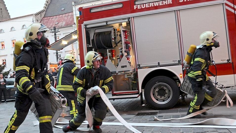Das erste Löschfahrzeug traf schnell ein und legte die ersten Schläuche, die später eine Gesamtlänge von elf Kilometer erreichten. Das erste Löschfahrzeug traf schnell ein und legte die ersten Schläuche, die später eine Gesamtlänge von elf Kilometer erreichten.