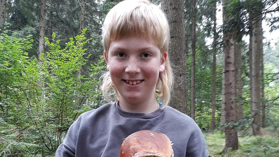 Für Maximilian Mühlbauer aus Hoch hat sich die Geduld gelohnt: Nach langer Suche fand er nahe Hunderdorf gleich drei wurmfreie Steinpilze auf einmal. Für Maximilian Mühlbauer aus Hoch hat sich die Geduld gelohnt: Nach langer Suche fand er nahe Hunderdorf gleich drei wurmfreie Steinpilze auf einmal.