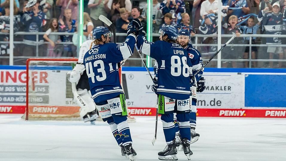 Philip Samuelsson (l.) und JC Lipon - beide auch 2024/25 bei den Tigers - jubeln &uuml;ber den Treffer zum 5:7 im Finale des letztj&auml;hrigen G&auml;ubodenvolksfest-Cups gegen Lugano. Das Vorbereitungsturnier findet auch heuer in Straubing statt, aber nicht w&auml;hrend des Volksfestes, sondern danach.