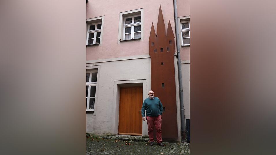 Dr. Stefan Maier im Innenhof des G&auml;ubodenmuseums. Gerade hat er noch Resturlaub, zum Jahresende geht er in Ruhestand. Seinem Kleidungsstil ist er treu geblieben - Jeans und Sweatshirt.