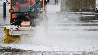 Die Straßen können wegen Schnee und Frost glatt werden.