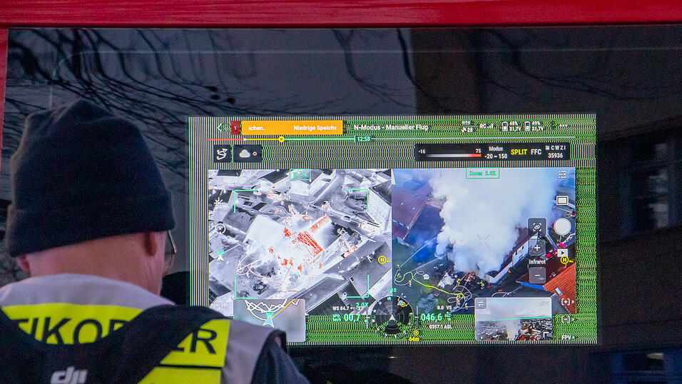 Auf einem Hof in Niederalteich ist ein Feuer ausgebrochen. Die Feuerwehr bek&auml;mpfte die Flammen.