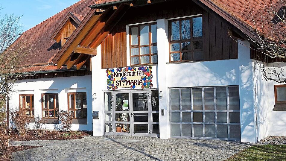Im Falle eines Anbaus stellt sich die Frage des 'Andockens' an den bisherigen Kindergarten, alle Projektvorschläge präferierten dazu die Nähe zum bisherigen Haupteingang. Dann würde sich ein größerer Abstand zur Laufbahn beziehungsweise Schulturnhalle und neben der Belichtung vom Süden auch eine weitere Gartenfläche ergeben. Im Falle eines Anbaus stellt sich die Frage des 'Andockens' an den bisherigen Kindergarten, alle Projektvorschläge präferierten dazu die Nähe zum bisherigen Haupteingang. Dann würde sich ein größerer Abstand zur Laufbahn beziehungsweise Schulturnhalle und neben der Belichtung vom Süden auch eine weitere Gartenfläche ergeben.