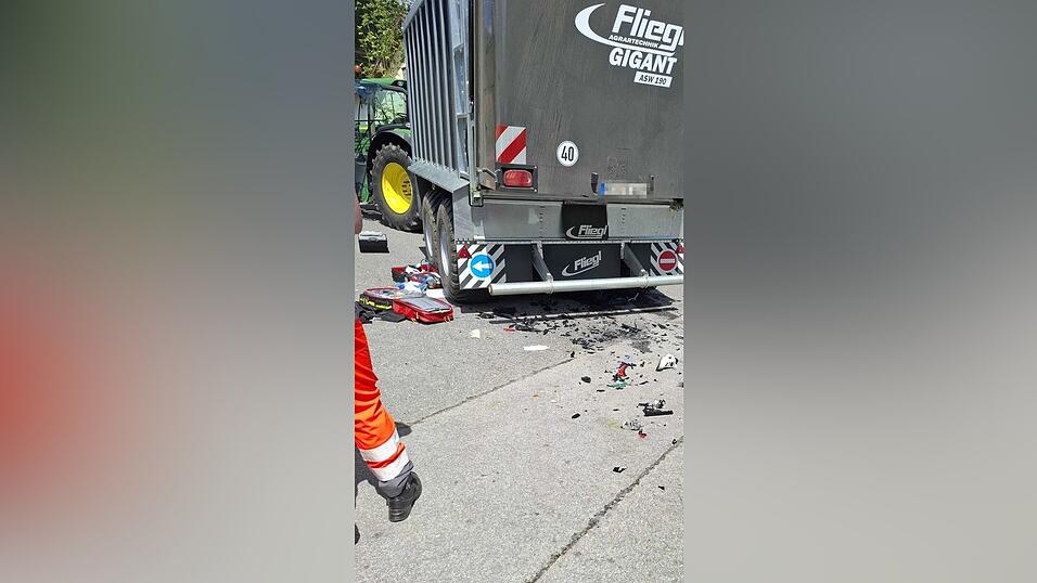 Der 22-jährige Motorradfahrer wurde schwer verletzt ins Krankenhaus gebracht, wo er letztlich leider seinen Kampf verlor. Der 22-jährige Motorradfahrer wurde schwer verletzt ins Krankenhaus gebracht, wo er letztlich leider seinen Kampf verlor.