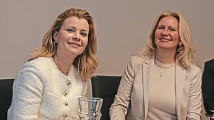Lena Eschenbach (l.) ist die neue &bdquo;Bachdoktorin&ldquo; f&uuml;r Langenbach. Ihr Konzept einer hybriden Praxis brachte den Durchbruch auch f&uuml;r B&uuml;rgermeisterin Susanne Hoyer, die jetzt eine Sorge weniger hat, die sie an einen Nachfolger &uuml;bergeben muss.