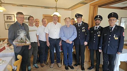Die Freiwillige Feuerwehr Miltach und der 1. FC Miltach überbrachten dem Jubilar ihre herzlichsten Glückwünsche. Die Freiwillige Feuerwehr Miltach und der 1. FC Miltach überbrachten dem Jubilar ihre herzlichsten Glückwünsche.