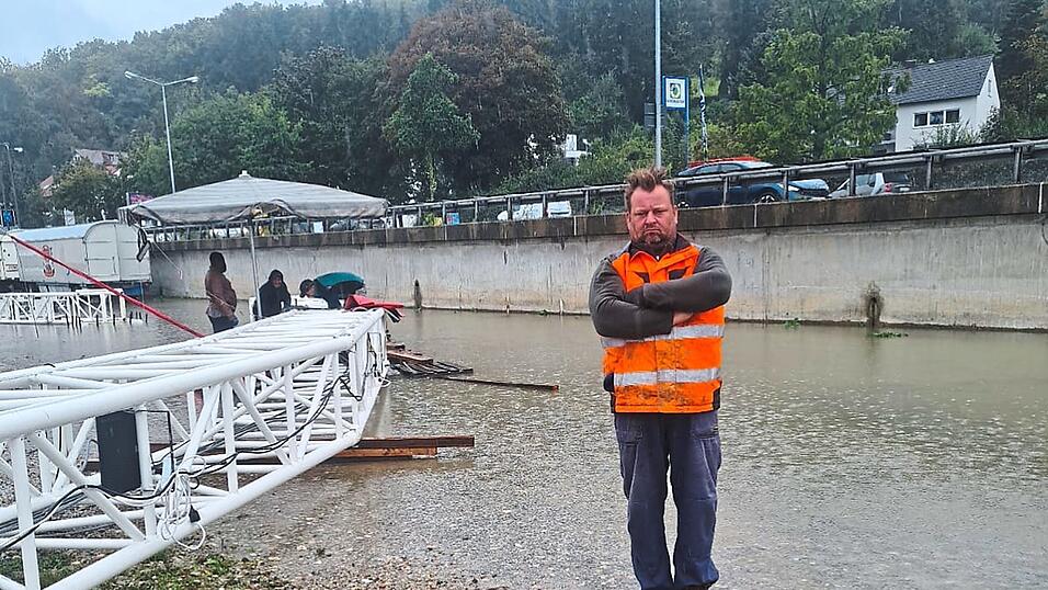 Die Zirkuspremiere fällt vorerst ins Wasser. Einigermaßen frustriert steht Direktor Timmy Barelli am Montag auf dem überfluteten Festplatz am Europakanal. Die Zirkuspremiere fällt vorerst ins Wasser. Einigermaßen frustriert steht Direktor Timmy Barelli am Montag auf dem überfluteten Festplatz am Europakanal.