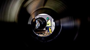 Bauarbeiter verlegen eine Pipeline in den Niederlanden. Auch im Freistaat gibt es eine Machbarkeitsstudie, um flüssiges Kohlenstoffdioxid aus den Voralpen in den Norden Deutschlands zu transportieren. Bauarbeiter verlegen eine Pipeline in den Niederlanden. Auch im Freistaat gibt es eine Machbarkeitsstudie, um flüssiges Kohlenstoffdioxid aus den Voralpen in den Norden Deutschlands zu transportieren.