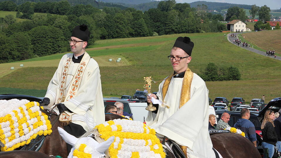 Die Pfingstreiter auf dem Weg nach Steinbühl. Die Pfingstreiter auf dem Weg nach Steinbühl.