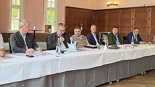 Sprachen mit Verantwortlichen im Bereich der Behindertenarbeit über die Anliegen von Menschen mit Behinderung (v.l.): Landrat Josef Laumer, Bezirksrat Franz Schreyer, MdL Josef Zellmeier, Behindertenbeauftragter der Bayerischen Staatsregierung Holger Kiesel, OB Markus Pannermayr, CSU-Kreistagsfraktionsvorsitzender Ewald Seifert und Johann Grau vom Gemeindetag.