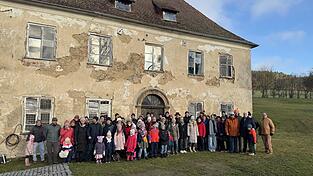 Rund 60 Teilnehmer sind der Einladung zur Familienwanderung nach Gut H&ouml;tzing gefolgt.