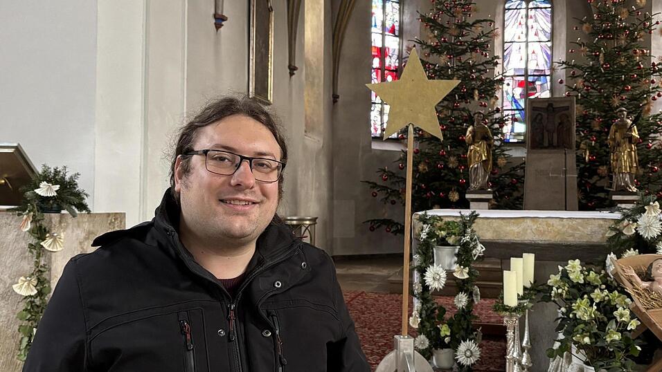Er war 20 Jahre lang Ministrant und ist seit 2015 bei der Linken: Johannes Spielbauer in seinem liebsten Teil der Kirche St. Stephan in Alburg, dem Altarraum.