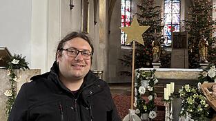 Er war 20 Jahre lang Ministrant und ist seit 2015 bei der Linken: Johannes Spielbauer in seinem liebsten Teil der Kirche St. Stephan in Alburg, dem Altarraum.