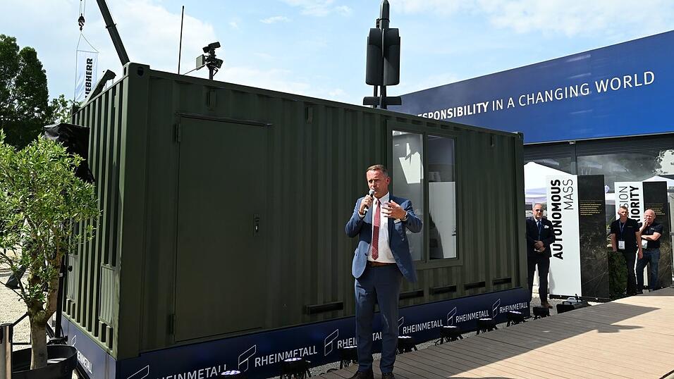 Rheinmetall-Manager Timo Haas bewarb den Abschuss-Container bei der Rüstungsmesse Eurosatory. Auf dem Dach des Containers ist eine Kamikaze-Drohne zu sehen. Rheinmetall-Manager Timo Haas bewarb den Abschuss-Container bei der Rüstungsmesse Eurosatory. Auf dem Dach des Containers ist eine Kamikaze-Drohne zu sehen.