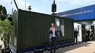 Rheinmetall-Manager Timo Haas bewarb den Abschuss-Container bei der Rüstungsmesse Eurosatory. Auf dem Dach des Containers ist eine Kamikaze-Drohne zu sehen. Rheinmetall-Manager Timo Haas bewarb den Abschuss-Container bei der Rüstungsmesse Eurosatory. Auf dem Dach des Containers ist eine Kamikaze-Drohne zu sehen.