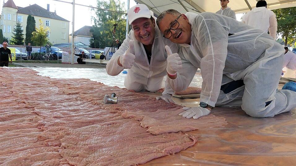 Hunderte freiwillige Helfer haben angepackt und zusammen mit den beiden Initiatoren Werner Biersack und Rudi Dietl das XXL-Schnitzel vorbereitet und gebraten. Das Spektakel vor einem Jahr lockte Tausende Besucher nach Mengkofen.