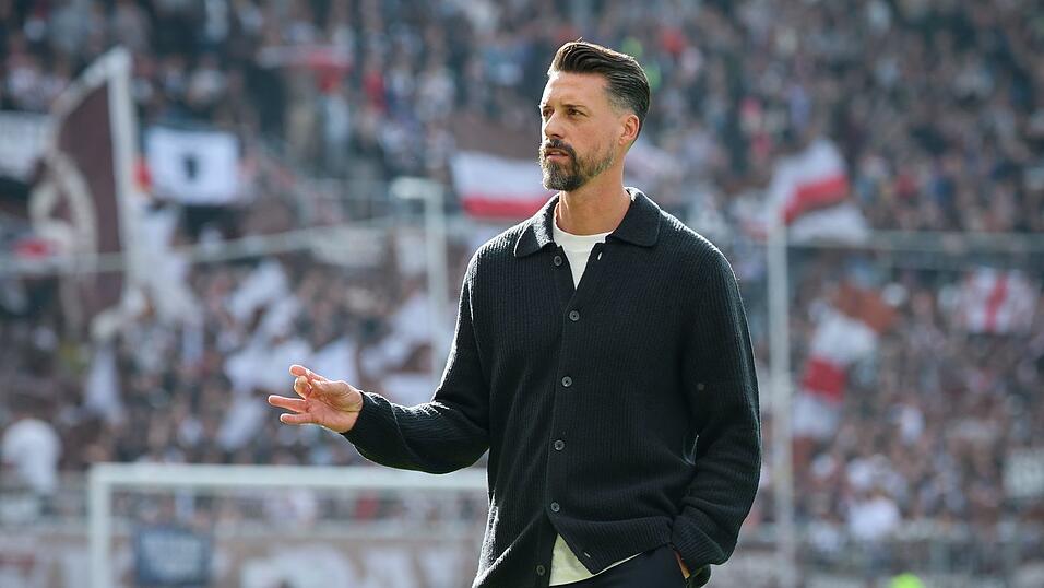Augsburgs Trainer Sandro Wagner.