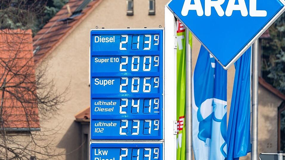 Die Spritpreise pendeln sich langsam auf einem sehr viel höherem Niveau als vor Kriegsbeginn ein. (Archivbild) Die Spritpreise pendeln sich langsam auf einem sehr viel höherem Niveau als vor Kriegsbeginn ein. (Archivbild)