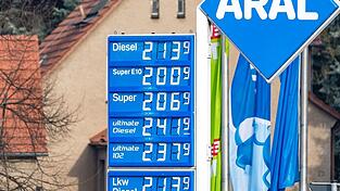 Die Spritpreise pendeln sich langsam auf einem sehr viel h&ouml;herem Niveau als vor Kriegsbeginn ein. (Archivbild)