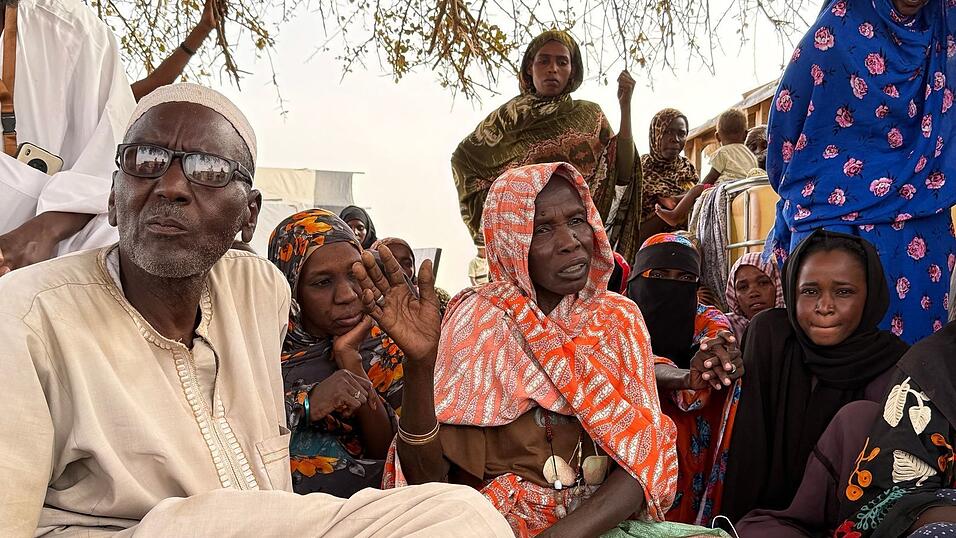 Auf dem Gelände des Roten Kreuzes warten Flüchtlinge aus Darfur in der tschadischen Grenzstadt Adré auf die Weiterfahrt in ein Flüchtlingslager. Auf dem Gelände des Roten Kreuzes warten Flüchtlinge aus Darfur in der tschadischen Grenzstadt Adré auf die Weiterfahrt in ein Flüchtlingslager.