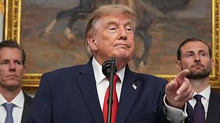 Trump kündigt einen Wirtschaftskrieg gegen den Iran an. Trump kündigt einen Wirtschaftskrieg gegen den Iran an.