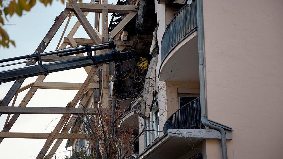 Die Explosion riss ein gro&szlig;es Loch in die Hauswand.