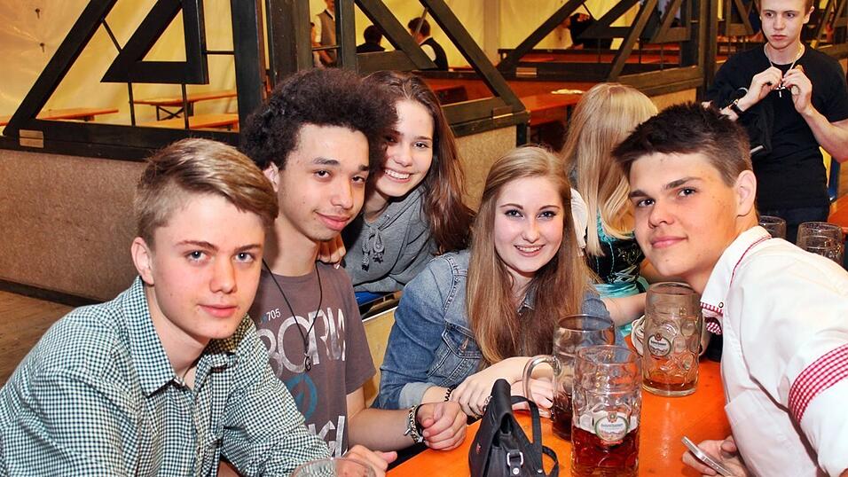 Auch am Freitag war super Stimmung am Ergoldinger Volksfest. Auch am Freitag war super Stimmung am Ergoldinger Volksfest.