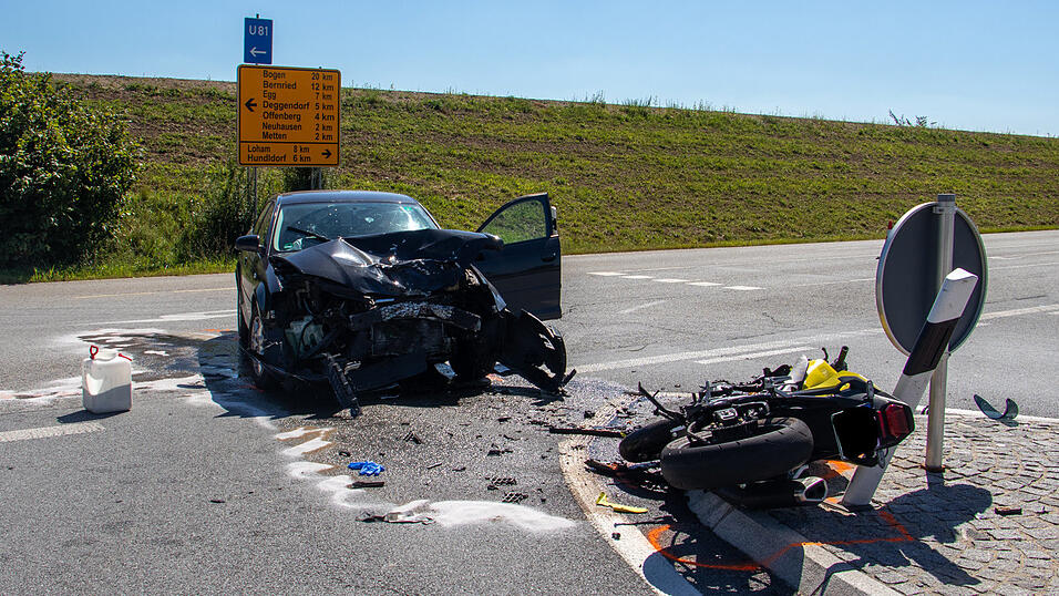 Beide Fahrer mussten mit schweren Verletzungen ins Krankenhaus gebracht werden.