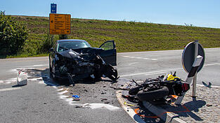 Beide Fahrer mussten mit schweren Verletzungen ins Krankenhaus gebracht werden.