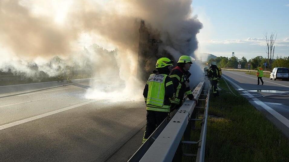 Auf der A3 bei Metten ist ein Lastwagen in Vollbrand geraten. Die Fahrbahn Richtung Passau wurde komplett gesperrt.