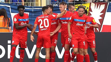 Phil Harres (M) belohnt die Kieler in der ersten H&auml;lfte.