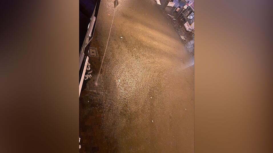 Auch in der Nacht auf Mittwoch hatte die Landshuter Feuerwehr wegen eines Unwetters wieder alle H&auml;nde voll zu tun.