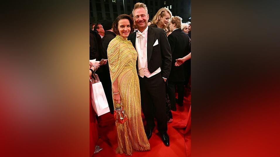 Der Sänger Sasha und seine Frau Julia Röntgen besuchen den Ball.