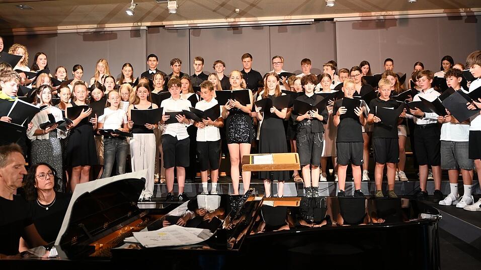 Die S&auml;ngerinnen und S&auml;nger des Gymnasiums brachten ein sommerliches und hochwertiges Programm zu Geh&ouml;r.