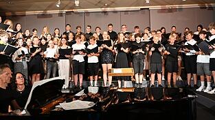 Die S&auml;ngerinnen und S&auml;nger des Gymnasiums brachten ein sommerliches und hochwertiges Programm zu Geh&ouml;r.