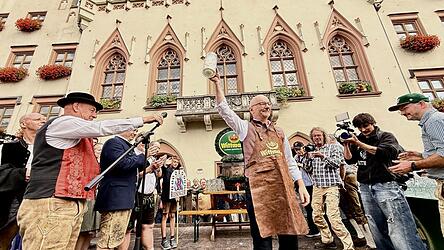 Nur zwei Schläge brauchte OB Alexander Putz zum Anzapfen.