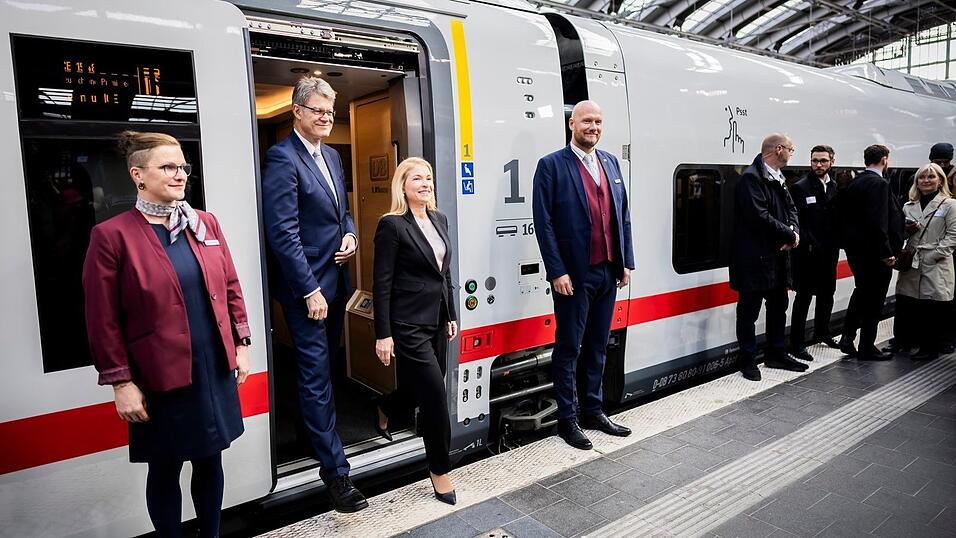 Bahnchefin Evelyn Palla (3.v.l.) und Verkehrsminister Patrick Schnieder (CDU, 2.v.l) bei der Vorstellung des neuen ICE L. Bahnchefin Evelyn Palla (3.v.l.) und Verkehrsminister Patrick Schnieder (CDU, 2.v.l) bei der Vorstellung des neuen ICE L.