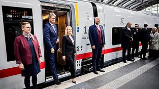 Bahnchefin Evelyn Palla (3.v.l.) und Verkehrsminister Patrick Schnieder (CDU, 2.v.l) bei der Vorstellung des neuen ICE L.