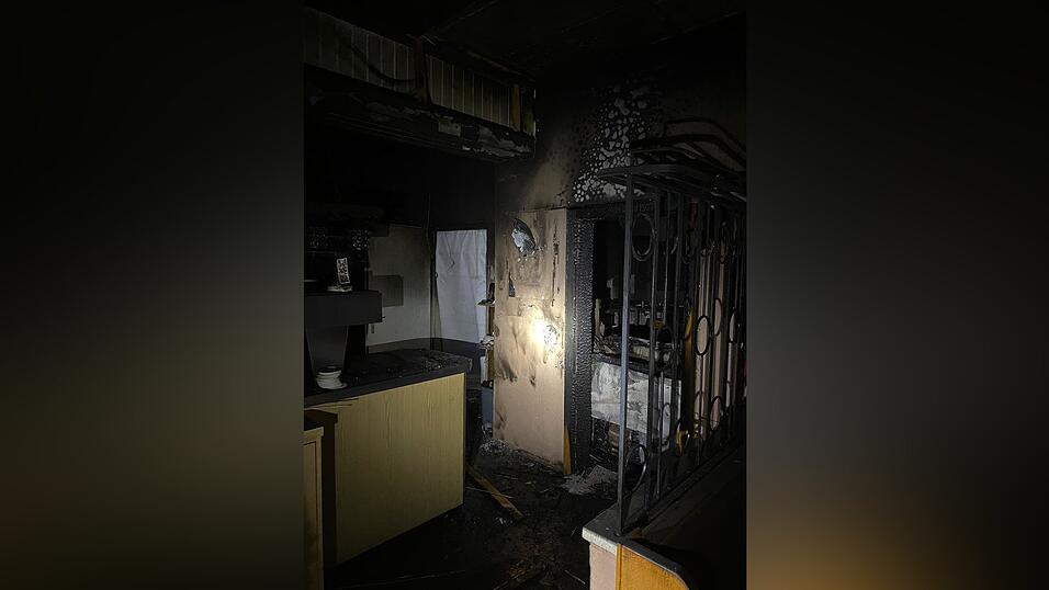 Ein technischer Defekt an einer Gefriertruhe in der Küche im Erdgeschoss hat wohl den Zimmerbrand in Schwarzach verursacht. Ein technischer Defekt an einer Gefriertruhe in der Küche im Erdgeschoss hat wohl den Zimmerbrand in Schwarzach verursacht.