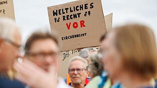 Die Demonstranten kritisierten die Haltung des katholischen Krankenhausträgers.