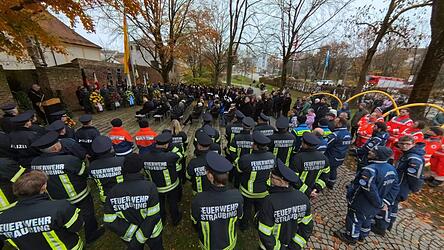 Mit dem Volkstrauertag versuche man die Erinnerungen an die Ungerechtigkeit und das vielfache Leid der Kriege wachzuhalten, sagte Oberbürgermeister Markus Pannermayr bei der Veranstaltung am Sonntag am Pulverturm. Er legte zusammen mit Altbürgermeisterin Maria Stelzl und Bundesminister für Ernährung und Landwirtschaft, Alois Rainer, einen Kranz im Ehrenmal am Pulverturm nieder.