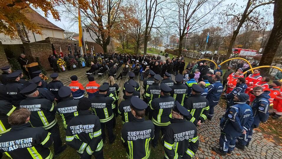 Mit dem Volkstrauertag versuche man die Erinnerungen an die Ungerechtigkeit und das vielfache Leid der Kriege wachzuhalten, sagte Oberbürgermeister Markus Pannermayr bei der Veranstaltung am Sonntag am Pulverturm. Er legte zusammen mit Altbürgermeisterin Maria Stelzl und Bundesminister für Ernährung und Landwirtschaft, Alois Rainer, einen Kranz im Ehrenmal am Pulverturm nieder. Mit dem Volkstrauertag versuche man die Erinnerungen an die Ungerechtigkeit und das vielfache Leid der Kriege wachzuhalten, sagte Oberbürgermeister Markus Pannermayr bei der Veranstaltung am Sonntag am Pulverturm. Er legte zusammen mit Altbürgermeisterin Maria Stelzl und Bundesminister für Ernährung und Landwirtschaft, Alois Rainer, einen Kranz im Ehrenmal am Pulverturm nieder.