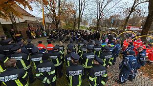 Mit dem Volkstrauertag versuche man die Erinnerungen an die Ungerechtigkeit und das vielfache Leid der Kriege wachzuhalten, sagte Oberbürgermeister Markus Pannermayr bei der Veranstaltung am Sonntag am Pulverturm. Er legte zusammen mit Altbürgermeisterin Maria Stelzl und Bundesminister für Ernährung und Landwirtschaft, Alois Rainer, einen Kranz im Ehrenmal am Pulverturm nieder. Mit dem Volkstrauertag versuche man die Erinnerungen an die Ungerechtigkeit und das vielfache Leid der Kriege wachzuhalten, sagte Oberbürgermeister Markus Pannermayr bei der Veranstaltung am Sonntag am Pulverturm. Er legte zusammen mit Altbürgermeisterin Maria Stelzl und Bundesminister für Ernährung und Landwirtschaft, Alois Rainer, einen Kranz im Ehrenmal am Pulverturm nieder.